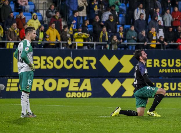 Luca Zinade y Jordi Figueras, abatidos, tras el gol del Cádiz en el minuto 91.