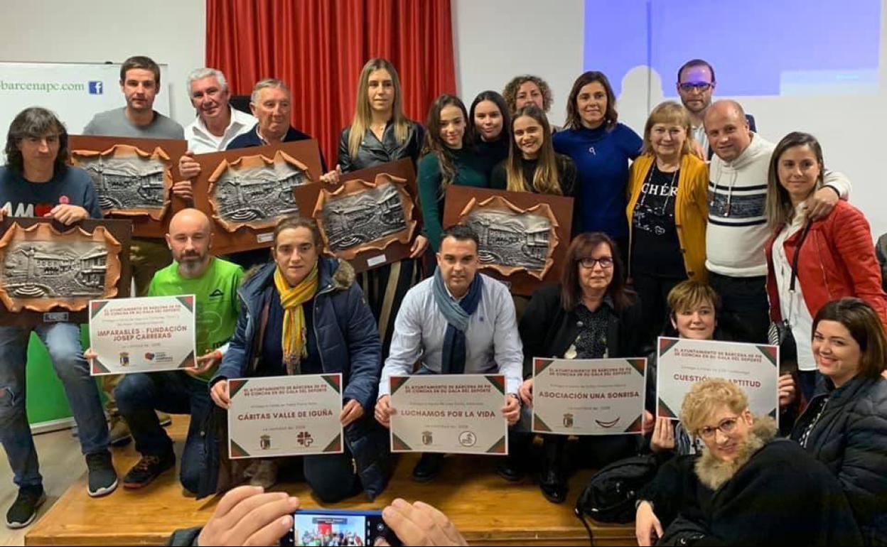 Premiados y organizadores de la Gala del Deporte de Bárcena de Pie de Concha.