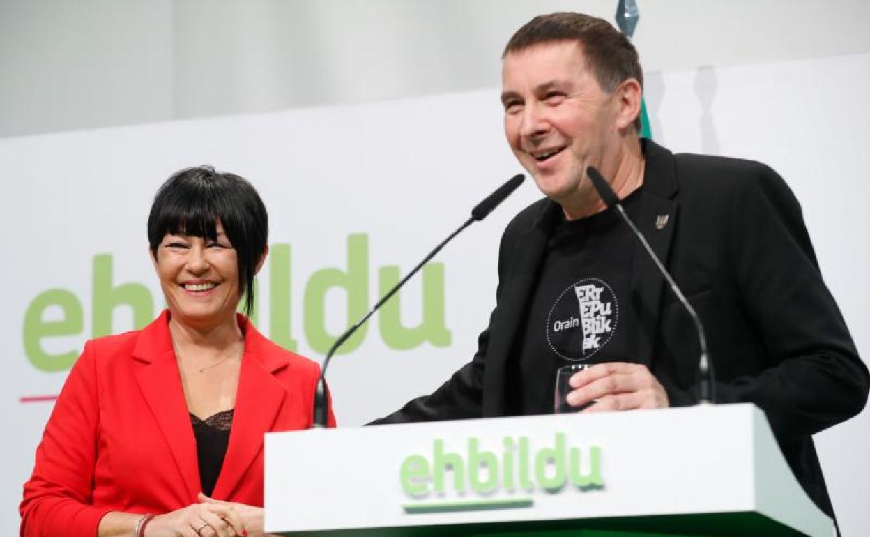 Maddalen Iriarte y Arnaldo Otegi, durante la comparecencia pública.