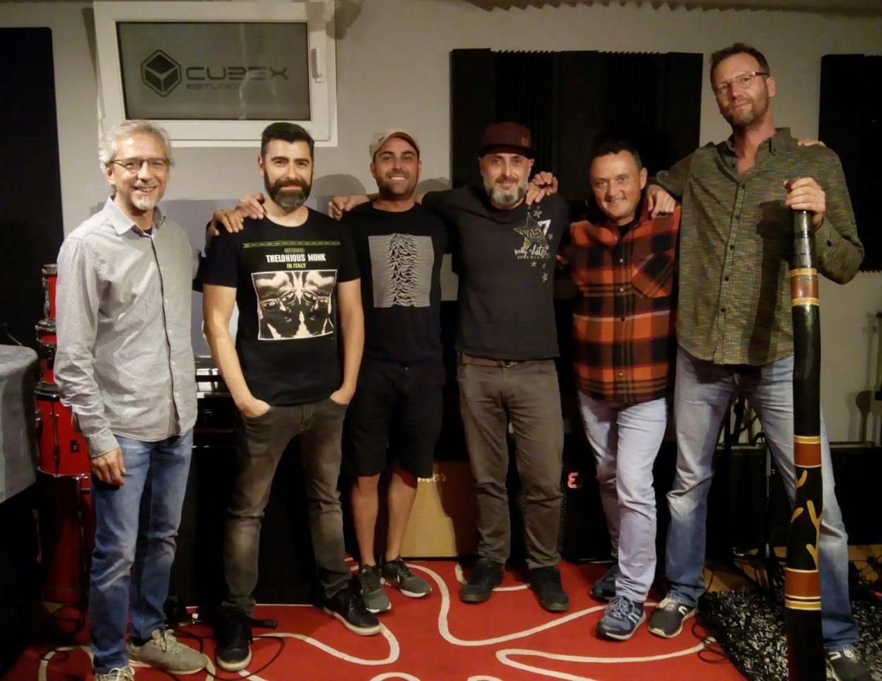 El grupo junto a Javier Escudero, tercero por la izquierda, en el estudio que se grabó el CD.:: dm