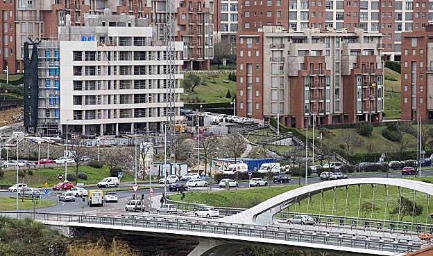 Imagen reciente de la construcción del número 57 de la calle Ernest Lluch, que está muy avanzada. :