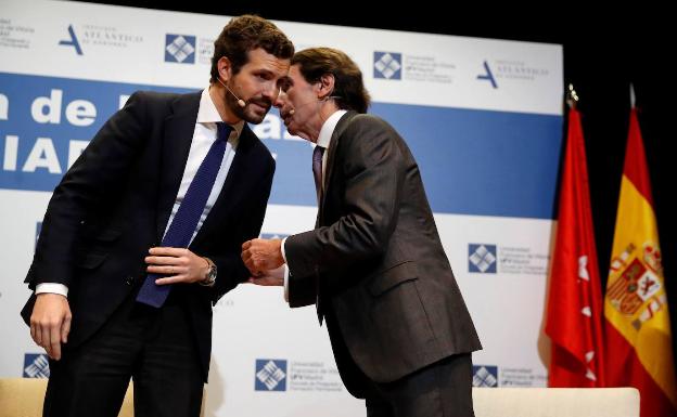 Aznar junto a Casado en un coloquio organizado en la Universidad Francisco de Vitoria. 