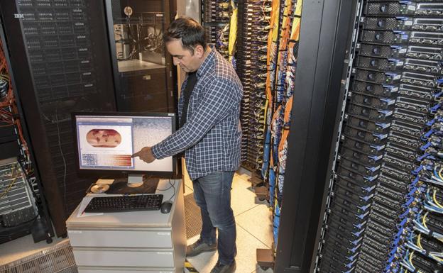 El director del IFCA, José Manuel Gutiérrez, en la sala de computación donde se encuentra el Altamira y otros 600 servidores de alto rendimiento. 