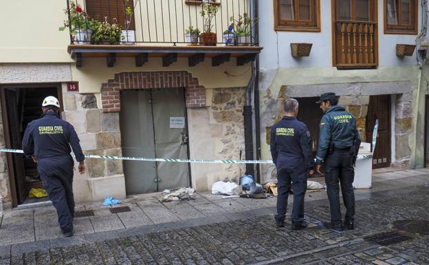 Los agentes de la Guardia Civil, en el edificio acordonado, poco después del suceso.