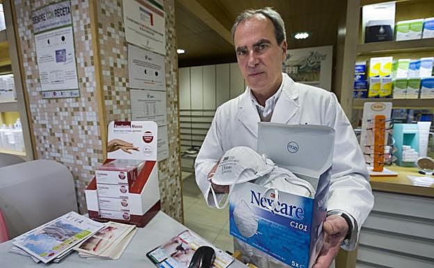 Asís de la Maza Ruiz, propietario de la farmacia de la calle San Fernando. 