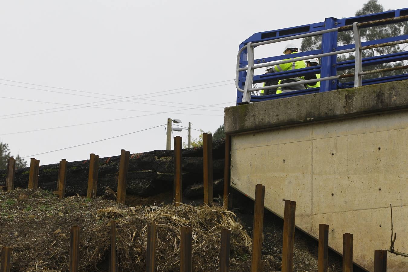 Las obras de la variante de Torrelavega han obligado a cortar un carril de la autovía a la altura de Barreda y en sentido Palencia, justo donde el verano pasado se hundió la calzada y la A-67 se cortó al tráfico durante días. Hoy hay retenciones debido a estos trabajos, que se centran en la mejora del arcén situado encima de la colonia El Salvador.