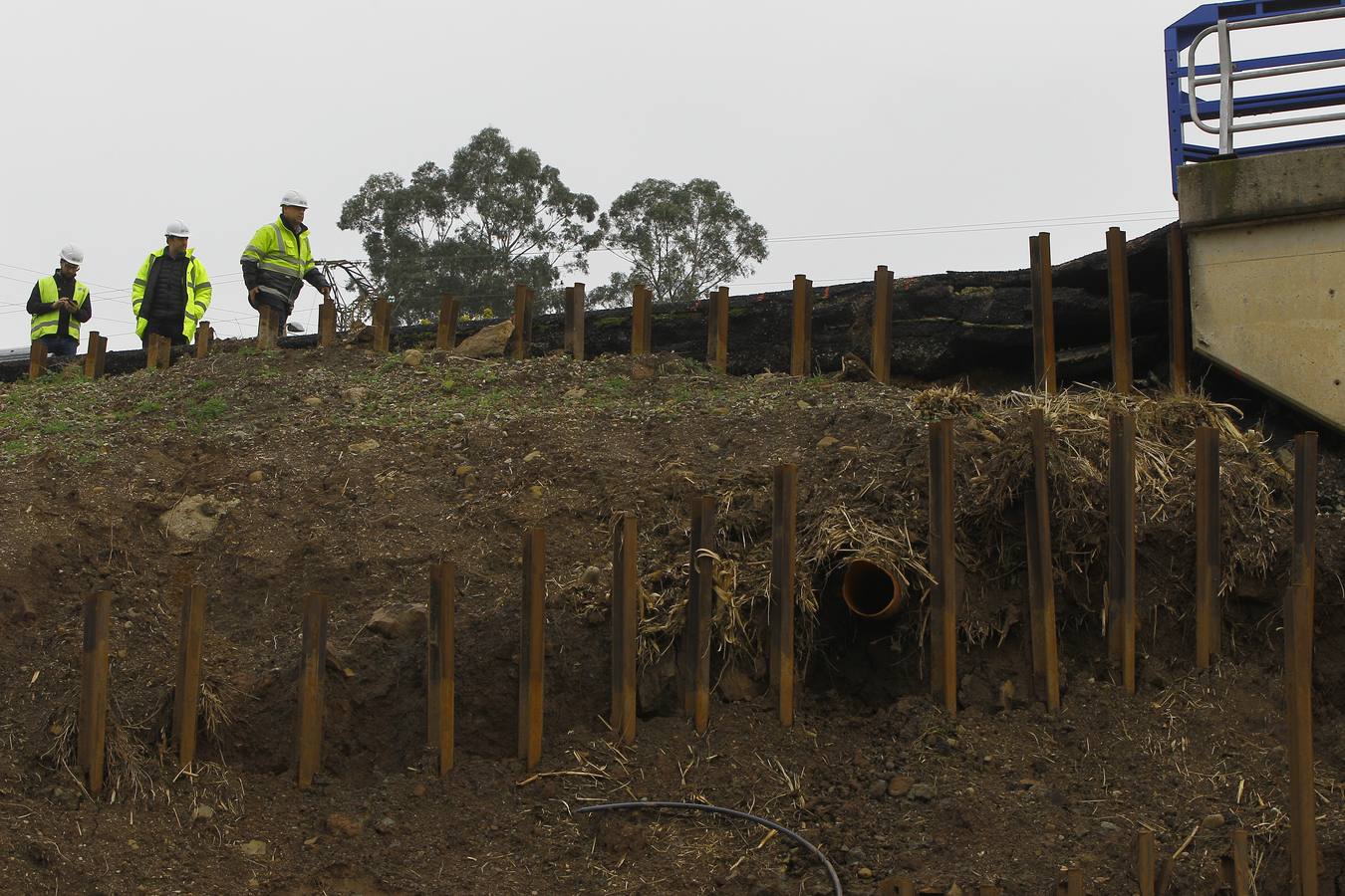 Las obras de la variante de Torrelavega han obligado a cortar un carril de la autovía a la altura de Barreda y en sentido Palencia, justo donde el verano pasado se hundió la calzada y la A-67 se cortó al tráfico durante días. Hoy hay retenciones debido a estos trabajos, que se centran en la mejora del arcén situado encima de la colonia El Salvador.