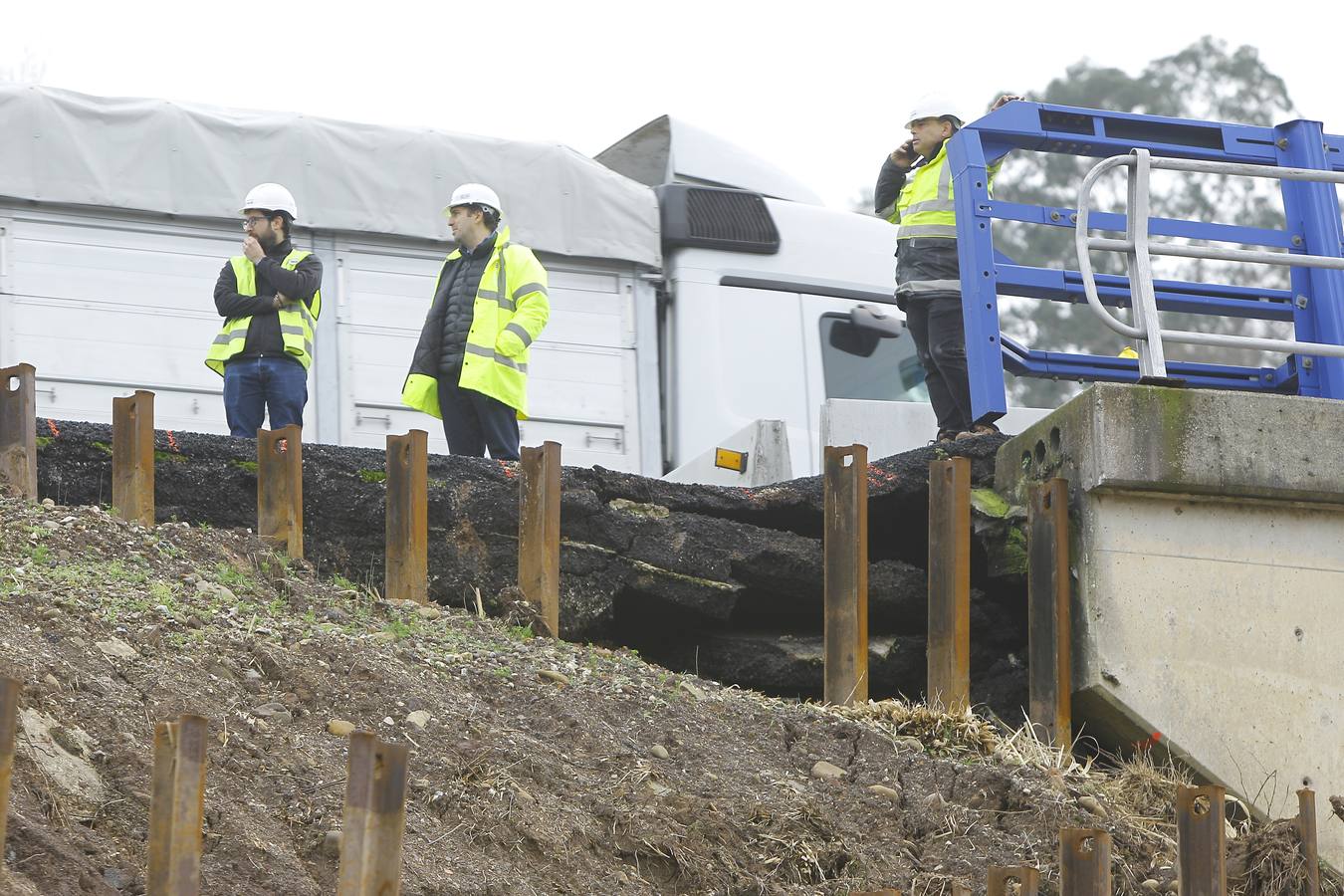 Las obras de la variante de Torrelavega han obligado a cortar un carril de la autovía a la altura de Barreda y en sentido Palencia, justo donde el verano pasado se hundió la calzada y la A-67 se cortó al tráfico durante días. Hoy hay retenciones debido a estos trabajos, que se centran en la mejora del arcén situado encima de la colonia El Salvador.