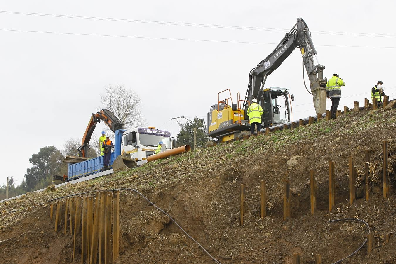 Las obras de la variante de Torrelavega han obligado a cortar un carril de la autovía a la altura de Barreda y en sentido Palencia, justo donde el verano pasado se hundió la calzada y la A-67 se cortó al tráfico durante días. Hoy hay retenciones debido a estos trabajos, que se centran en la mejora del arcén situado encima de la colonia El Salvador.