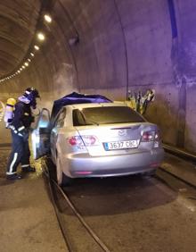 Imagen secundaria 2 - El incendio de un vehículo en la A-67, en el túnel de Torrelavega, ha provocado retenciones