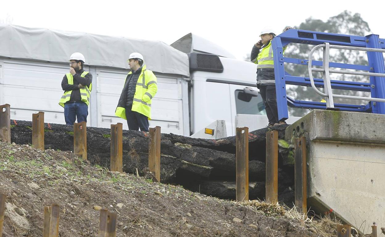 Zona apuntalada en la que ayer se desarrollaron obras para reparar una grieta en la A-67.