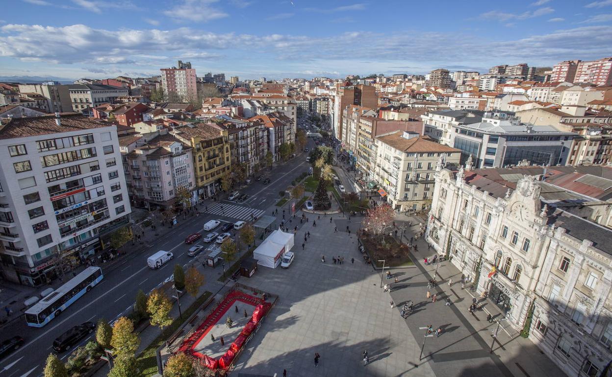 Vista de la plaza del Ayuntamiento y de la calle Jesús de Monasterio, en Santander.