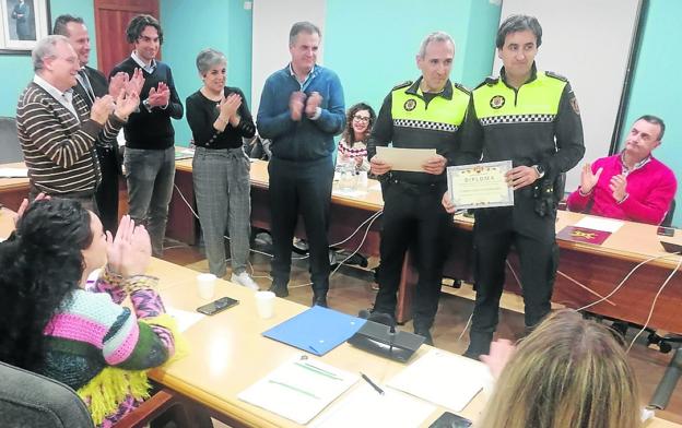 Dos agentes de la Policía Local de El Astillero que fueron este jueves reconocidos por salvar la vida a un vecino de Guarnizo.