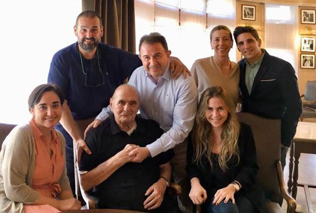 La última visita en familia al templo de Paul Bocuse, L'Auberge du Pont de Collonges, seis meses antes de que falleciera el mítico chef francés.