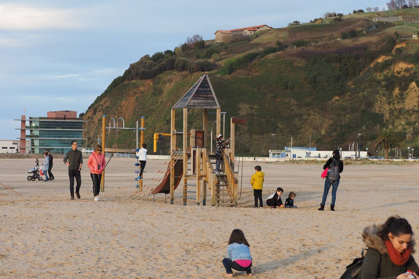 Escenas a pie de playa captadas este sábado, un día que en algunos momentos ha sido hasta caluroso. En lugares como Tama, Villacarriedo, Los Tojos, San Felices o Ramales los termómetros rondaron los 22º. Y este domingo la previsión es que se repitan esos valores y que en la costa, donde hoy se alcanzaron los 18º, suban dos o tres grados. Este tiempo primaveral irá más allá y solo cederá a partir del martes.