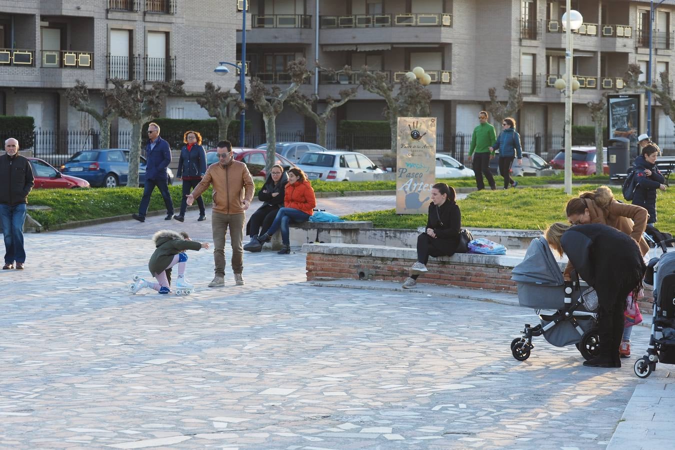 Escenas a pie de playa captadas este sábado, un día que en algunos momentos ha sido hasta caluroso. En lugares como Tama, Villacarriedo, Los Tojos, San Felices o Ramales los termómetros rondaron los 22º. Y este domingo la previsión es que se repitan esos valores y que en la costa, donde hoy se alcanzaron los 18º, suban dos o tres grados. Este tiempo primaveral irá más allá y solo cederá a partir del martes.