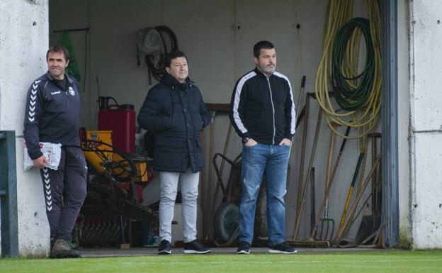 Chuti Molina, en el centro, viendo el entrenamiento de este sábado en La Albericia.