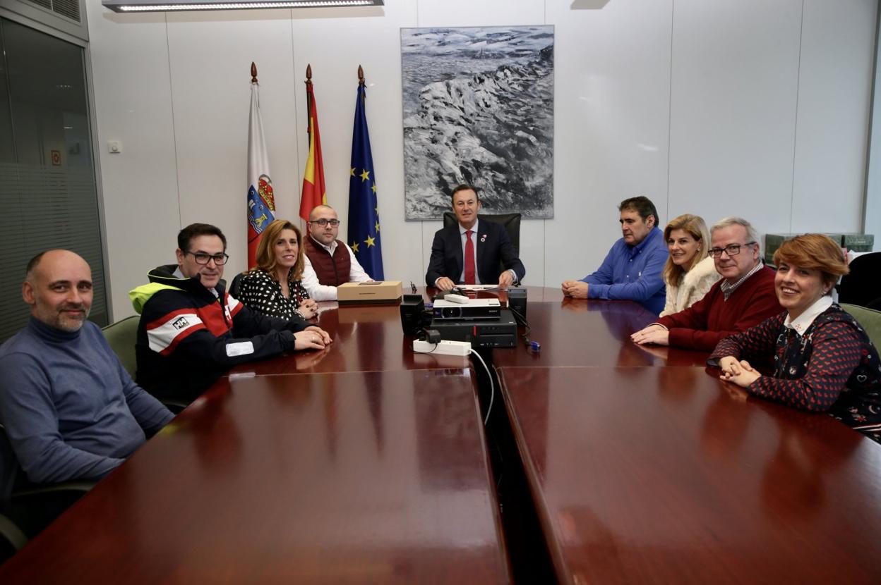 Representantes de las empresas premiadas junto con el consejero Guillermo Blanco y Fernando Mier