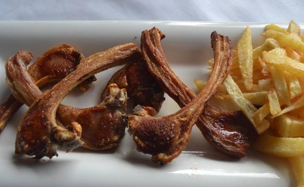 Imagen principal - Chuletillas de lechazo con patatas, croquetas de jamón y huevo y crema de boletus.