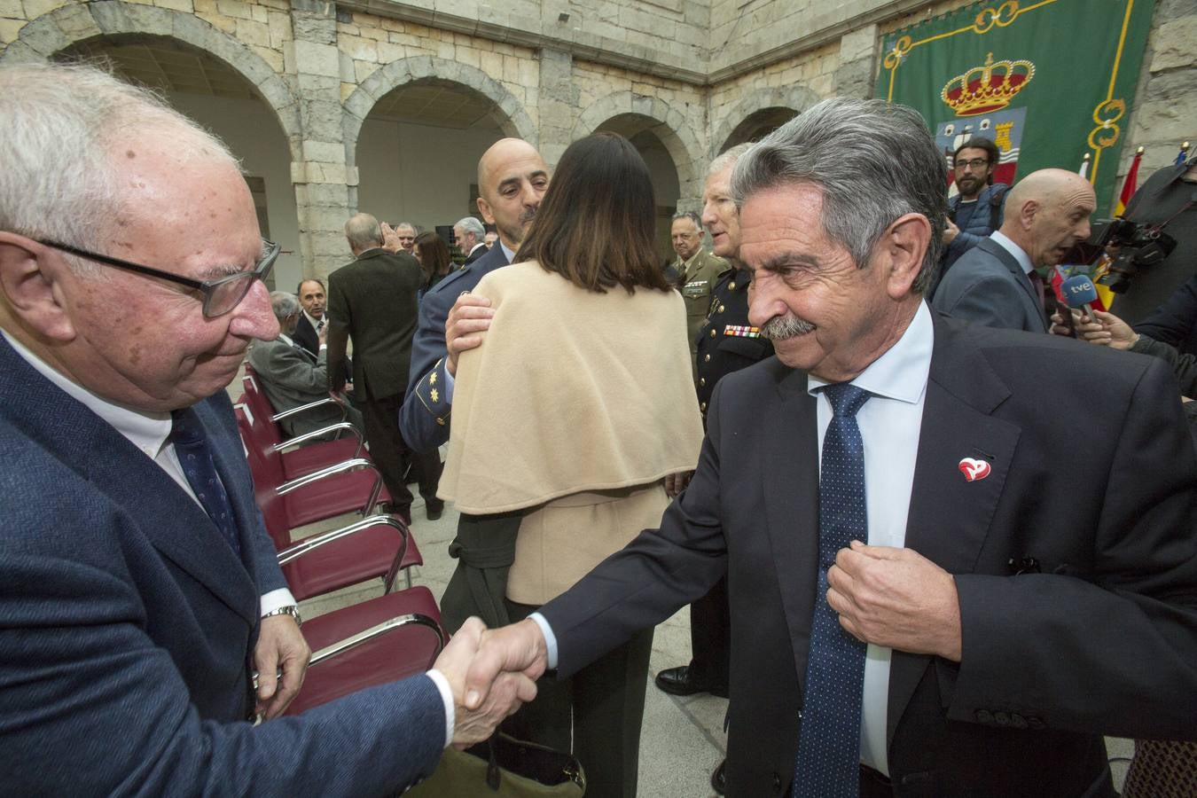 Revilla y Zuloaga se saludan en el Parlamento.