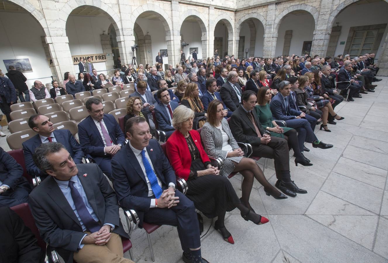 Revilla y Zuloaga se saludan en el Parlamento.