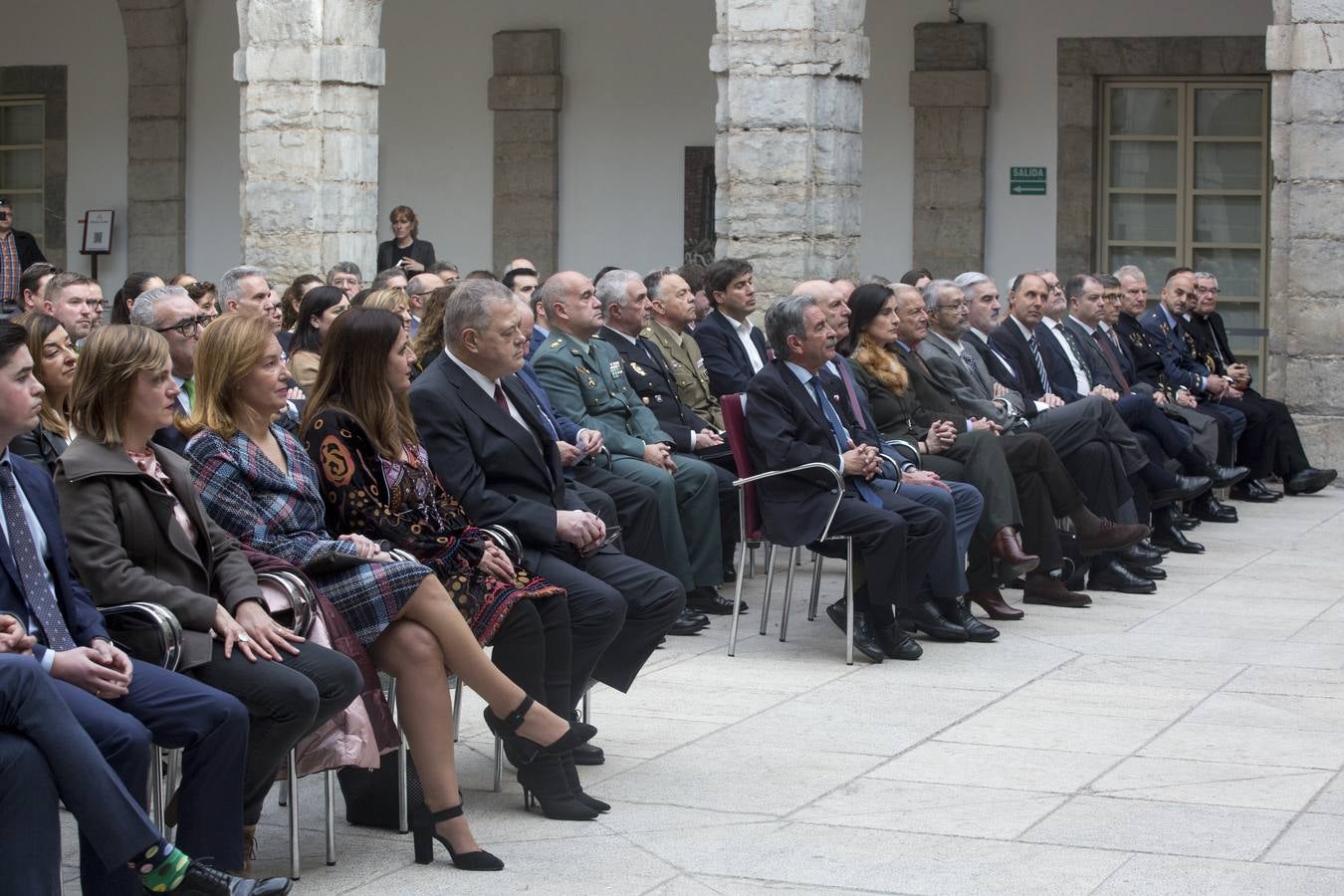 Revilla y Zuloaga se saludan en el Parlamento.
