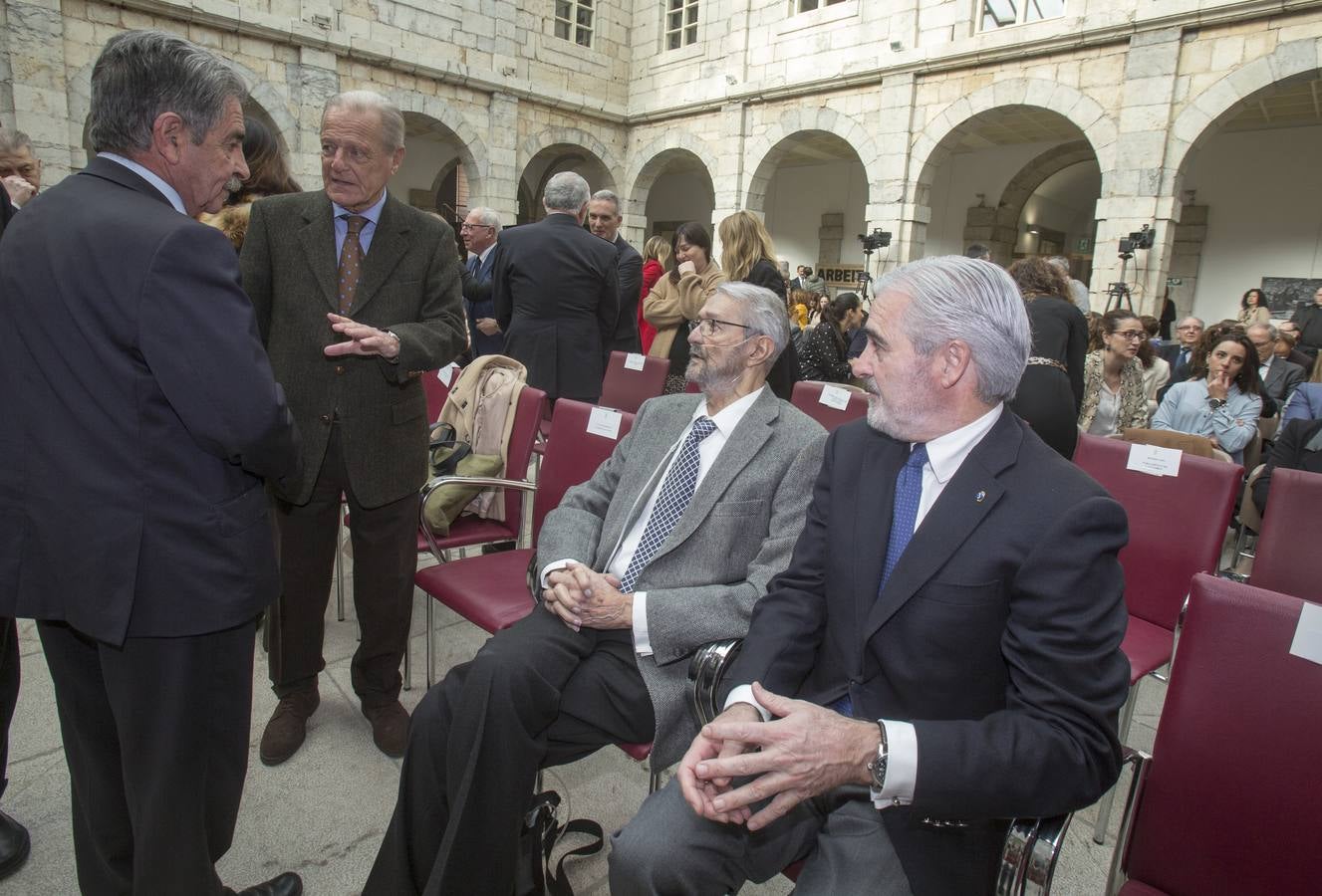 Revilla y Zuloaga se saludan en el Parlamento.