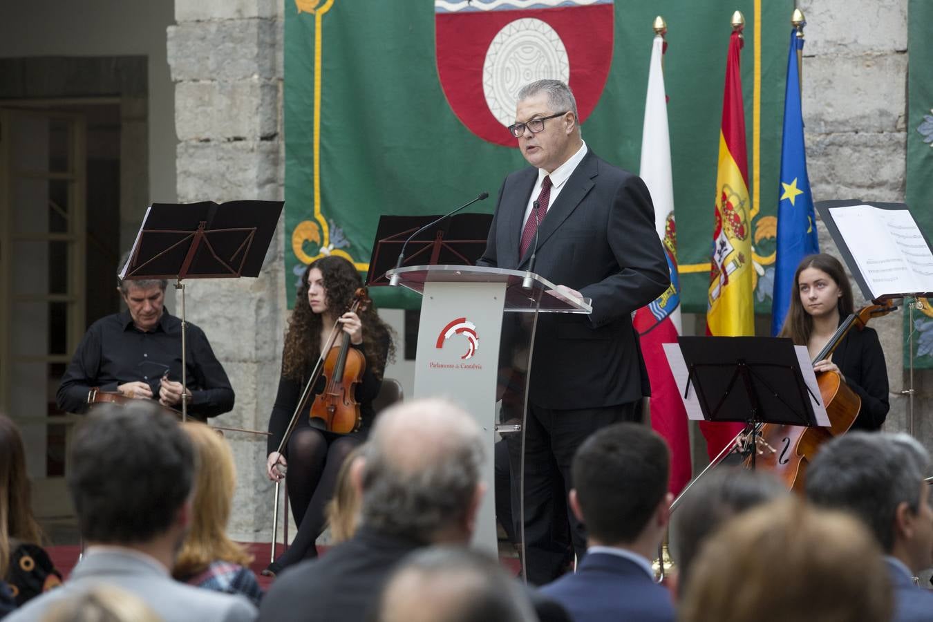 Revilla y Zuloaga se saludan en el Parlamento.