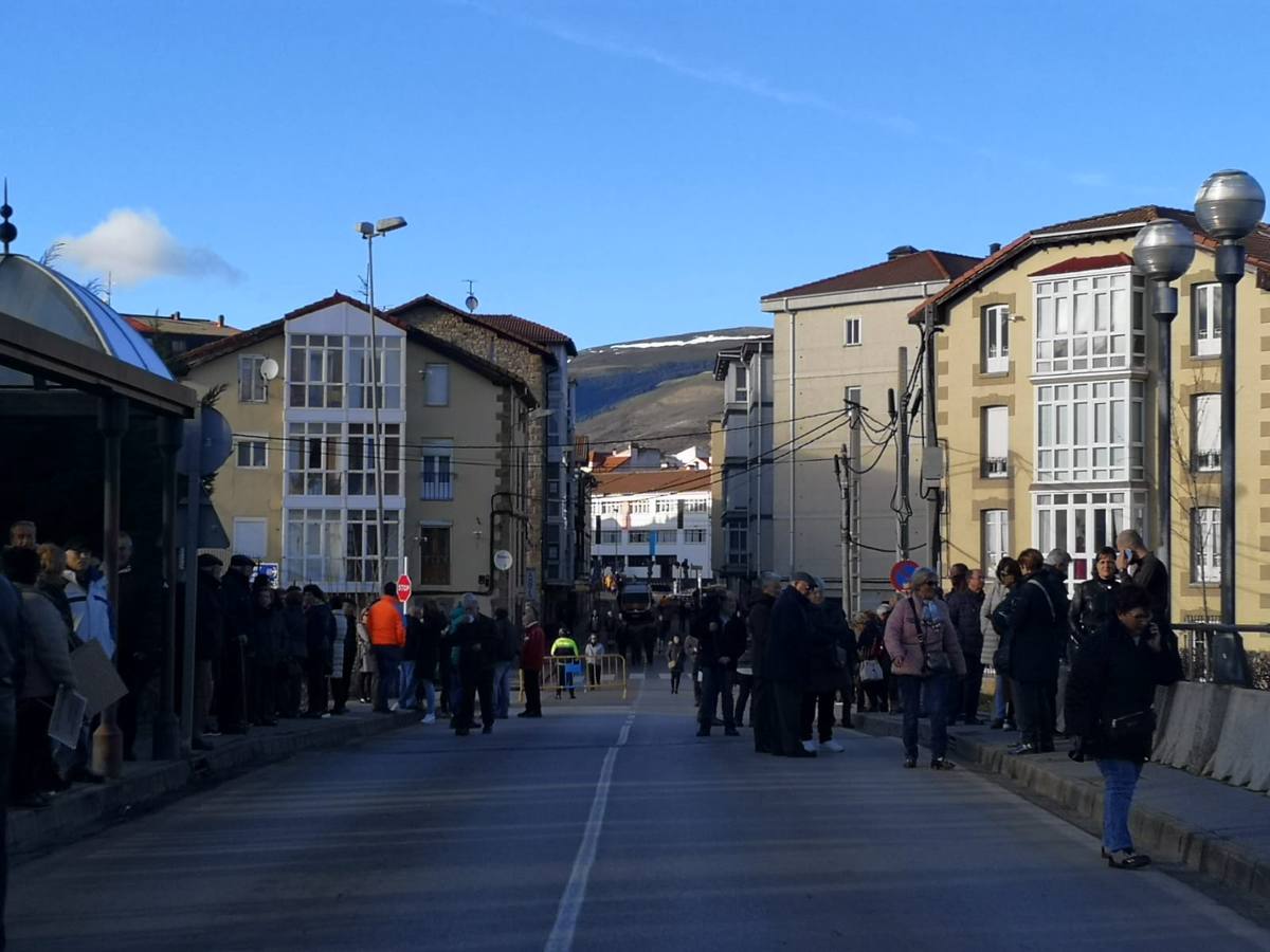 La plataforma de afectados por las inundaciones de Reinosa y de la comarca de Campoo celebra una marcha-concentración, que ha partido del puente de La Naval, para reivindicar que este tipo de hechos no se repita.La concentración ha comenzado a las 17.00 horas y la plataforma ha llamado a los vecinos a secundar esta protesta con el fin de intentar que no vuelvan a suceder las inundaciones. Las riadas se produjeron el pasado 19 de diciembre y causaron importantes daños materiales en los municipios de Reinosa, Campoo de Enmedio y Hermandad de Campoo de Suso.