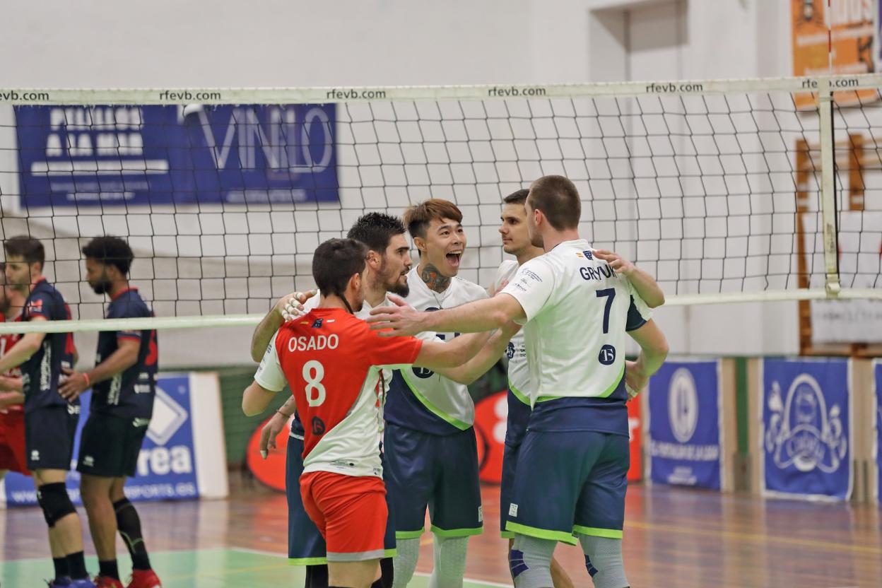 Los jugadores del Textil celebran un punto en el partido. :