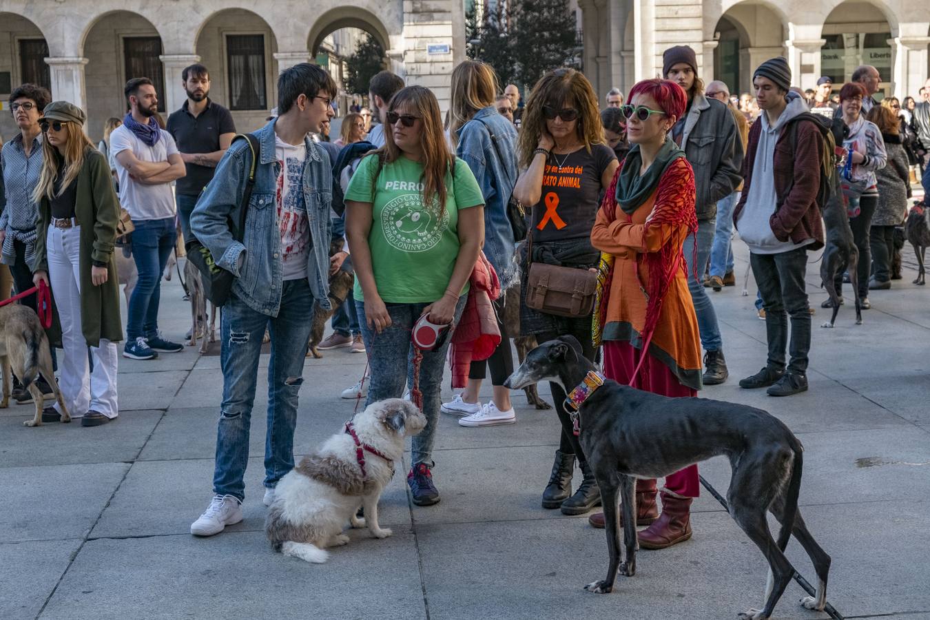 Unas 300 personas, según datos de la Policía Local, se han manifestado este domingo en Santander para exigir, «a quienes tienen que legislar», el fin de la caza y del uso de perros en la actividad cinegética, que para los convocantes no es «deporte» ni «tradición» sino «negocio» y «asesinato».