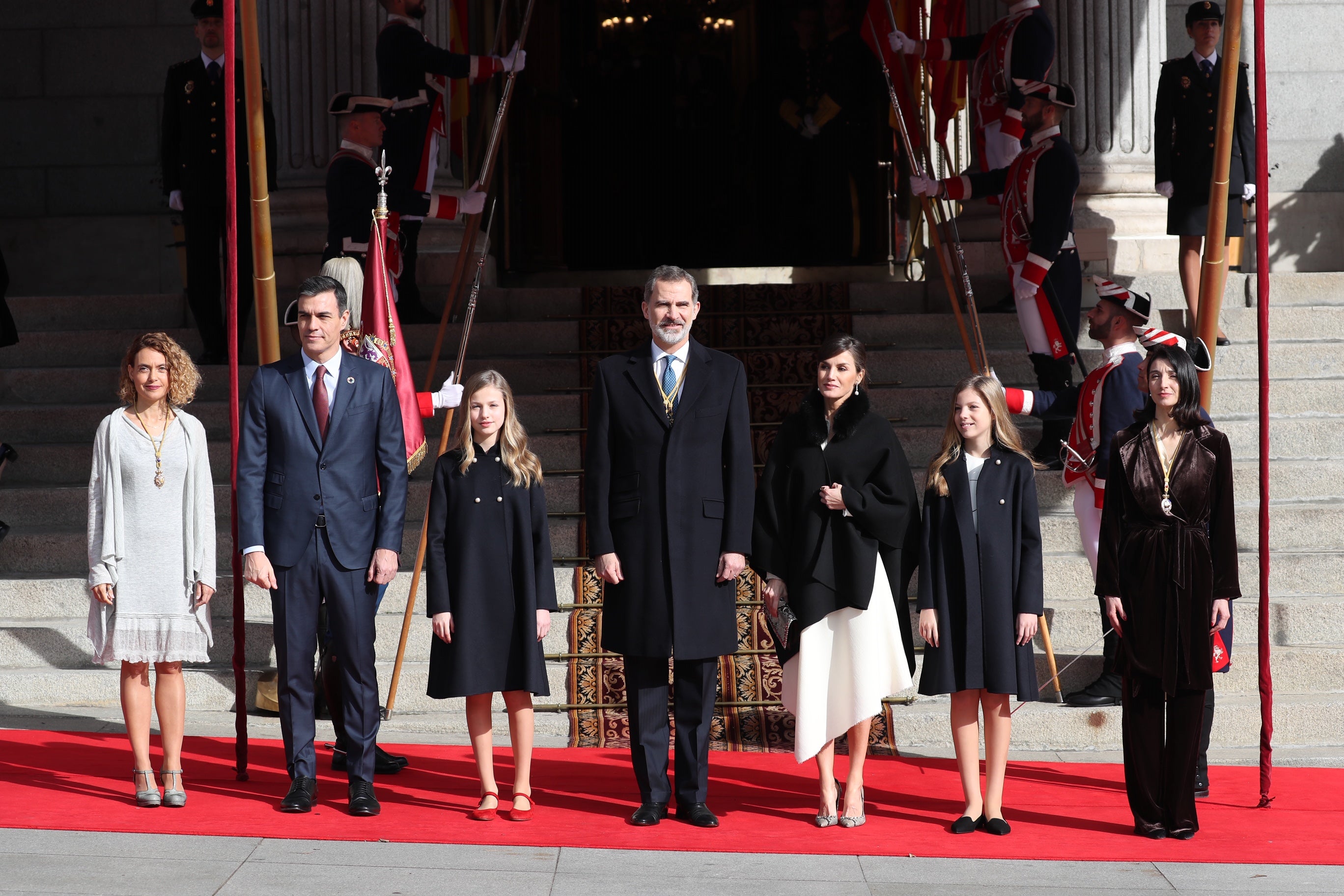 Con gesto serio, la Reina recupera su color fetiche para el estreno de la legislatura en el Congreso, para el que Leonor recupera el vestido que estrenó en Girona