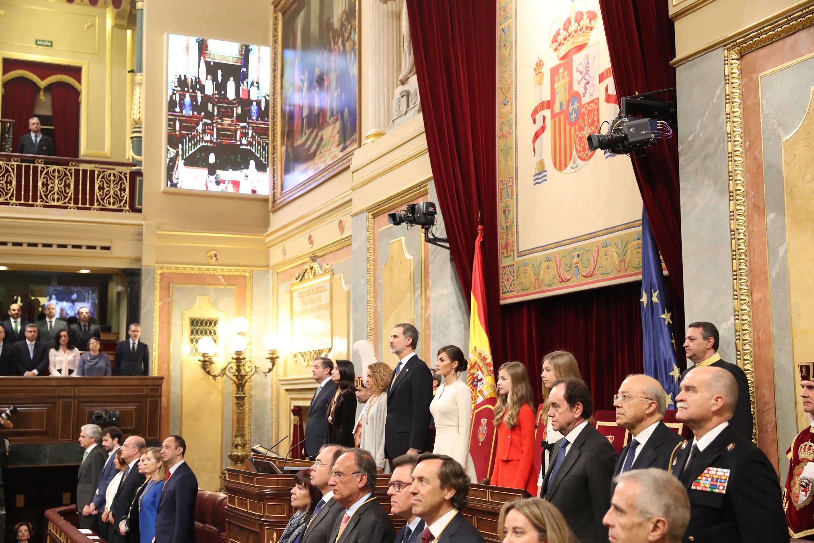 Con gesto serio, la Reina recupera su color fetiche para el estreno de la legislatura en el Congreso, para el que Leonor recupera el vestido que estrenó en Girona