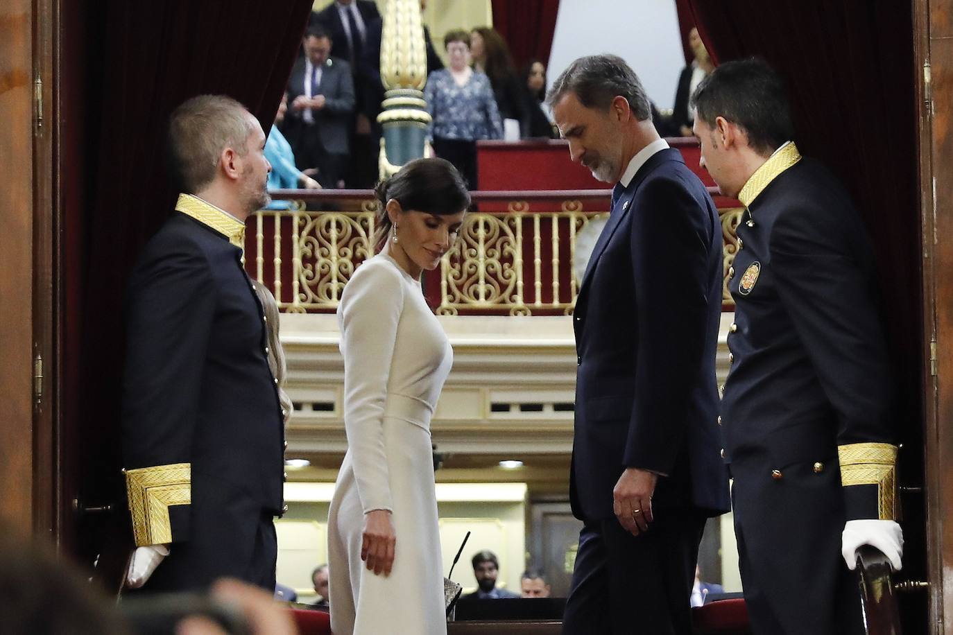 Con gesto serio, la Reina recupera su color fetiche para el estreno de la legislatura en el Congreso, para el que Leonor recupera el vestido que estrenó en Girona