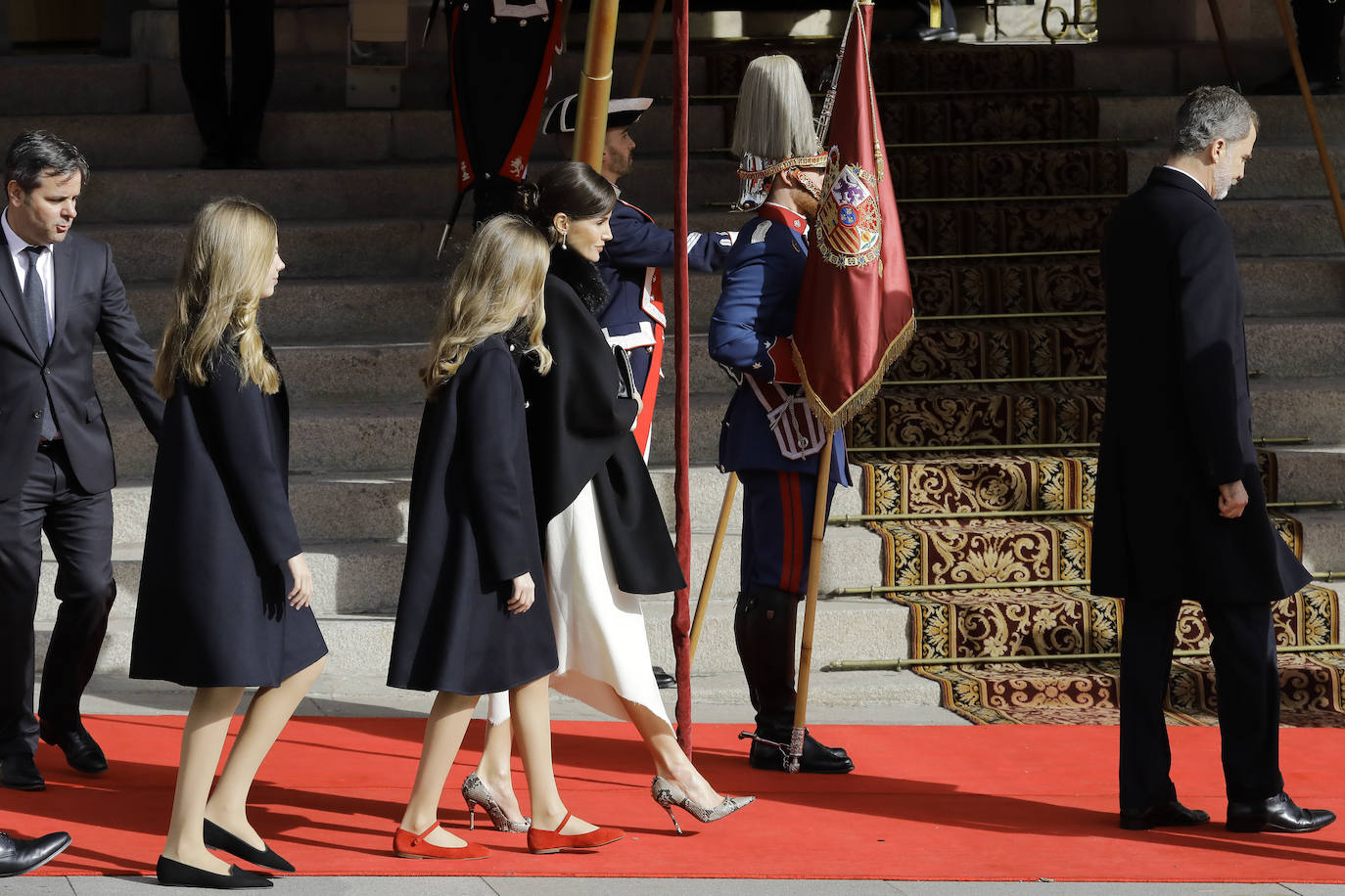 Con gesto serio, la Reina recupera su color fetiche para el estreno de la legislatura en el Congreso, para el que Leonor recupera el vestido que estrenó en Girona