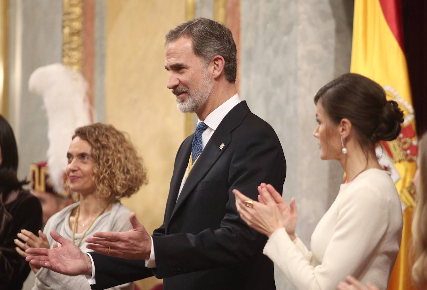 Con gesto serio, la Reina recupera su color fetiche para el estreno de la legislatura en el Congreso, para el que Leonor recupera el vestido que estrenó en Girona