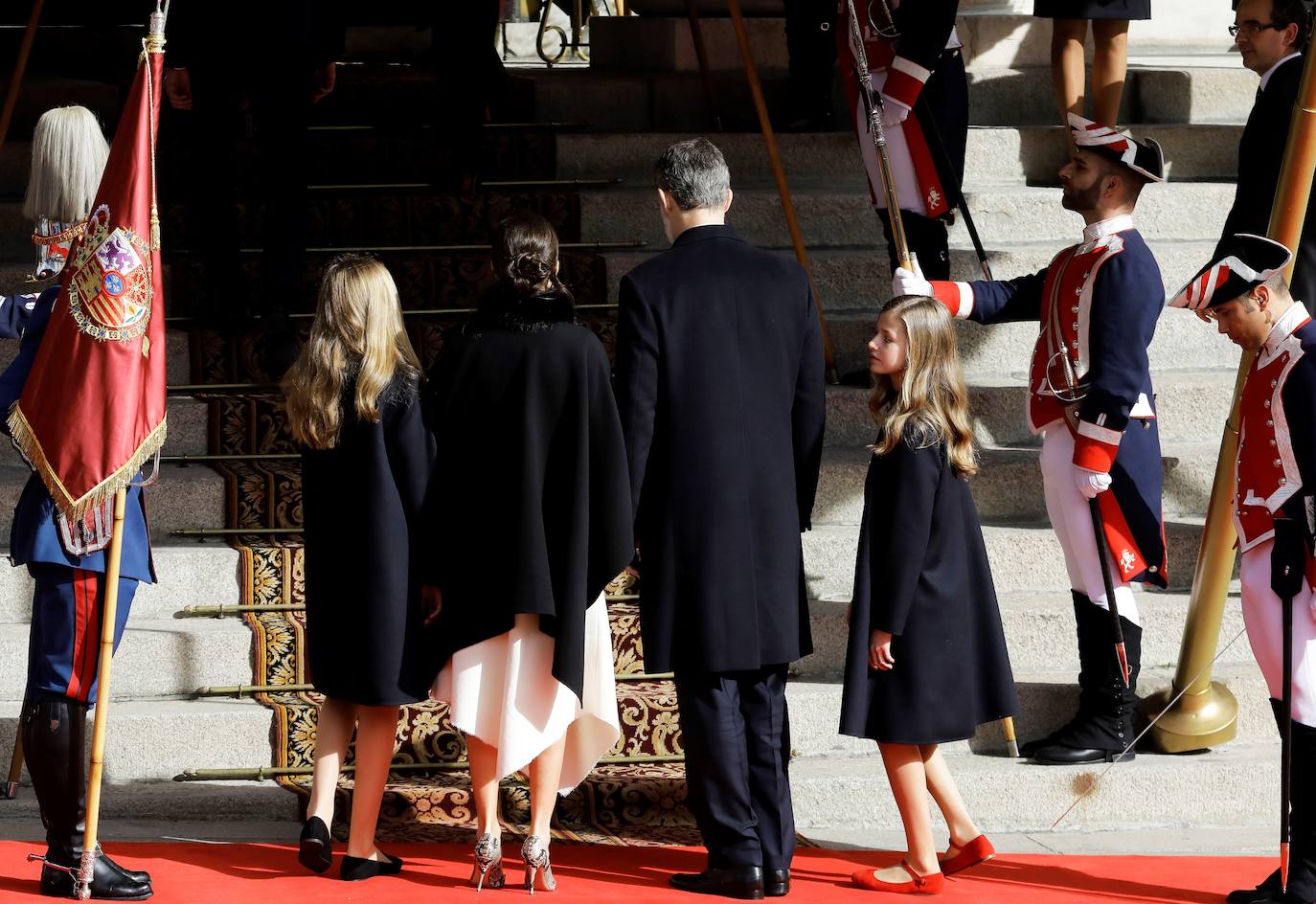 Con gesto serio, la Reina recupera su color fetiche para el estreno de la legislatura en el Congreso, para el que Leonor recupera el vestido que estrenó en Girona