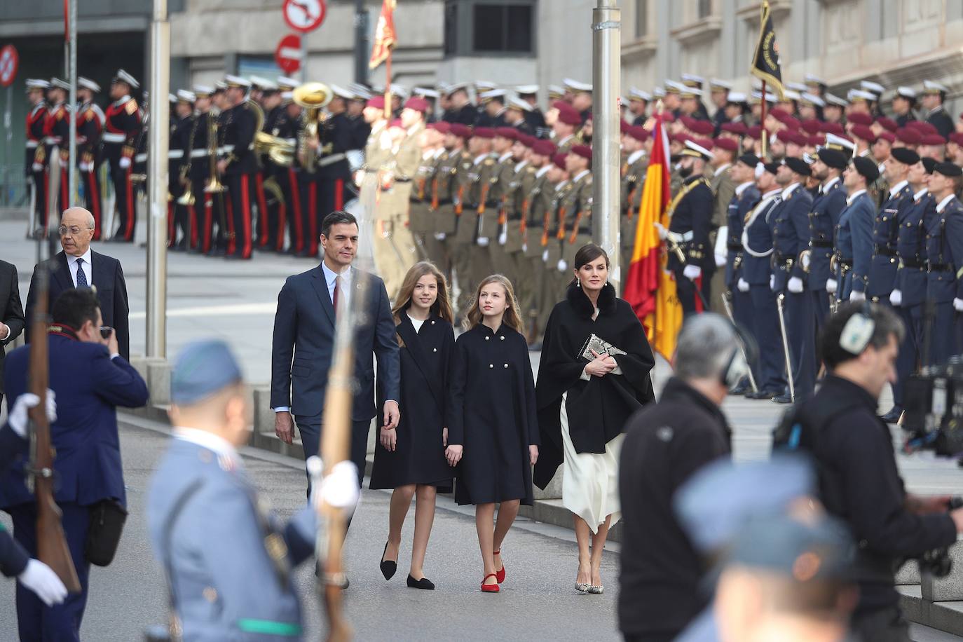 Con gesto serio, la Reina recupera su color fetiche para el estreno de la legislatura en el Congreso, para el que Leonor recupera el vestido que estrenó en Girona