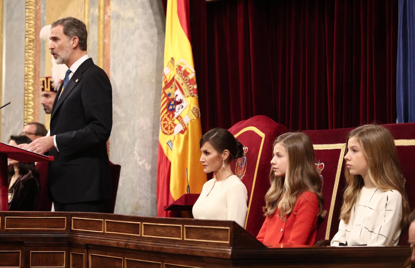 Con gesto serio, la Reina recupera su color fetiche para el estreno de la legislatura en el Congreso, para el que Leonor recupera el vestido que estrenó en Girona