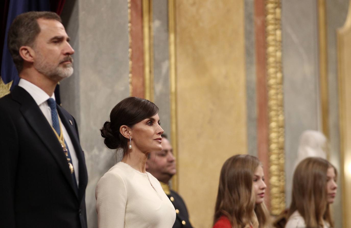 Con gesto serio, la Reina recupera su color fetiche para el estreno de la legislatura en el Congreso, para el que Leonor recupera el vestido que estrenó en Girona