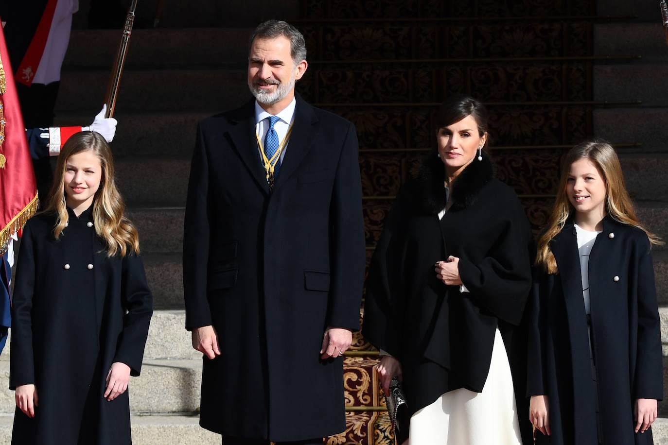 Con gesto serio, la Reina recupera su color fetiche para el estreno de la legislatura en el Congreso, para el que Leonor recupera el vestido que estrenó en Girona