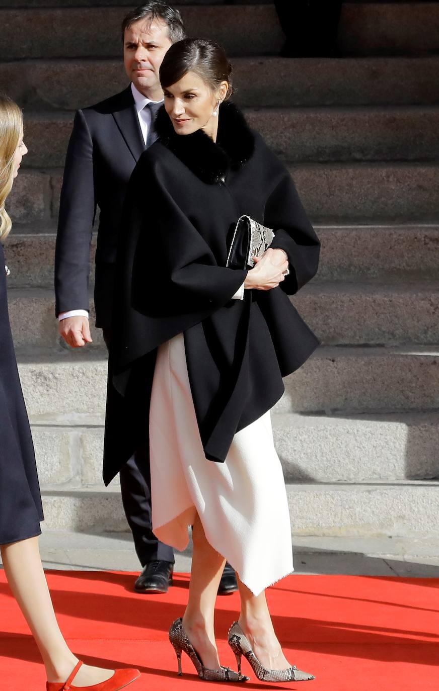 Con gesto serio, la Reina recupera su color fetiche para el estreno de la legislatura en el Congreso, para el que Leonor recupera el vestido que estrenó en Girona