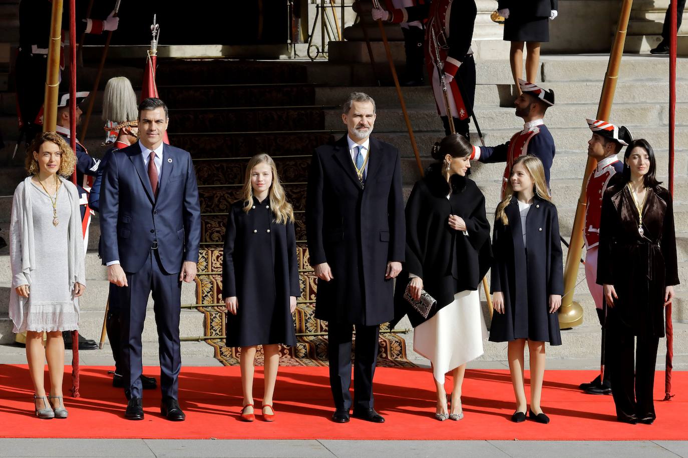 Con gesto serio, la Reina recupera su color fetiche para el estreno de la legislatura en el Congreso, para el que Leonor recupera el vestido que estrenó en Girona