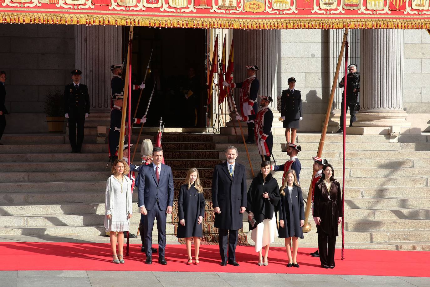 Con gesto serio, la Reina recupera su color fetiche para el estreno de la legislatura en el Congreso, para el que Leonor recupera el vestido que estrenó en Girona