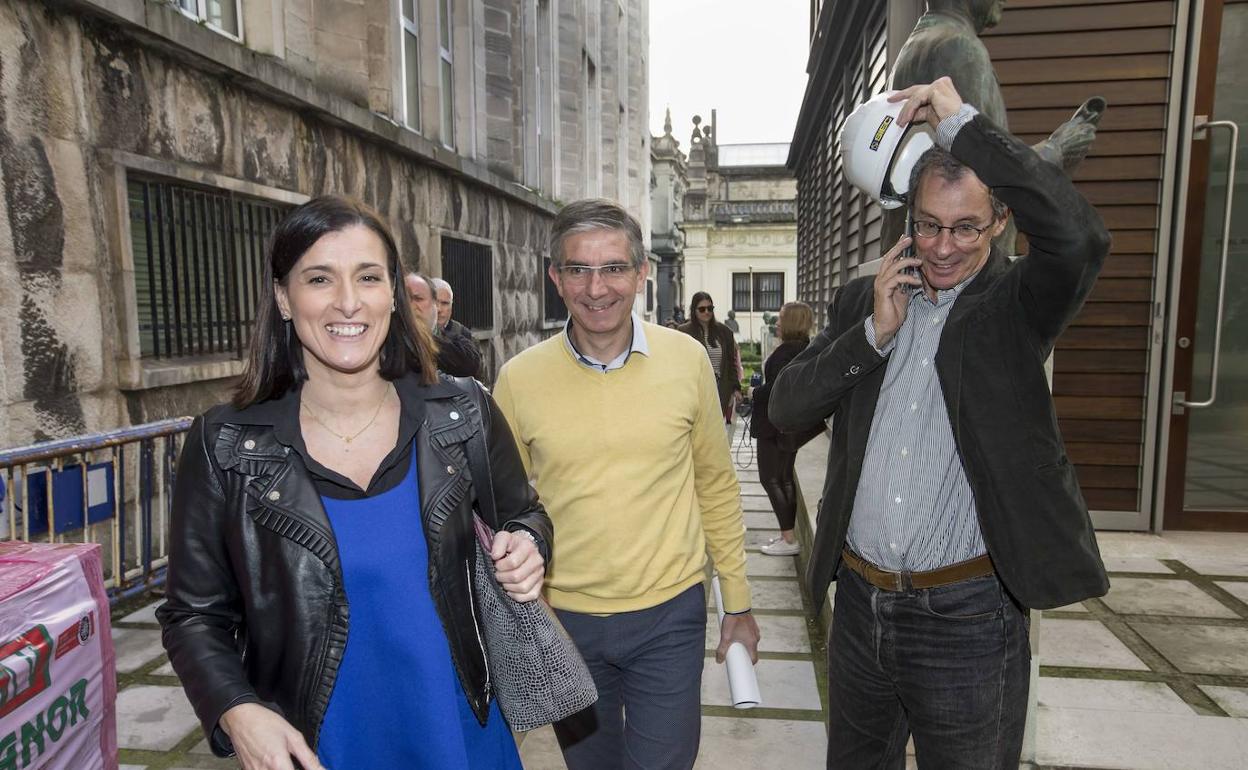 Gema Igual, esta mañana, junto a César Díaz y Enrique Bolado, durante su visita este lunes a las obras de la biblioteca municipal.