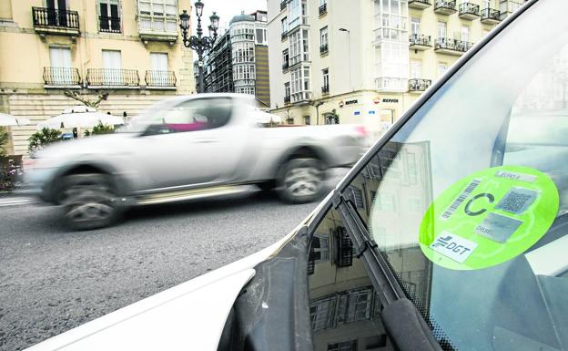 Solo una pequeña parte de los vehículos cántabros luce el distintivo ambiental de la DGT. 