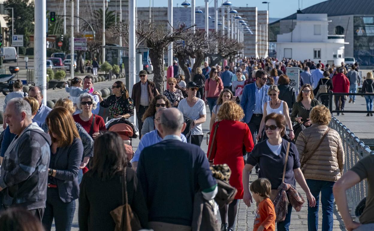 El Paseo Marítimo de Santander, ayer, abarrotado de gente.