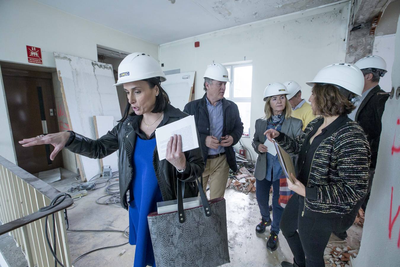 Las obras de la nueva Biblioteca Municipal de Santander en el barrio de La Florida han comenzado este lunes y se prolongarán durante ocho meses, hasta octubre, cuando ya se podrá comprobar el cambio que va a experimentar este espacio, que tendrá una terraza superior accesible y un anfiteatro para actividades. La alcaldesa de Santander, Gema Igual, acompañada del concejal de Fomento, César Díaz, y de la concejala de Cultura, María Luisa Sanjuán, han asistido hoy al inicio de los trabajos, que ejecuta la empresa SIEC y que suponen una inversión municipal de 1,3 millones de euros.