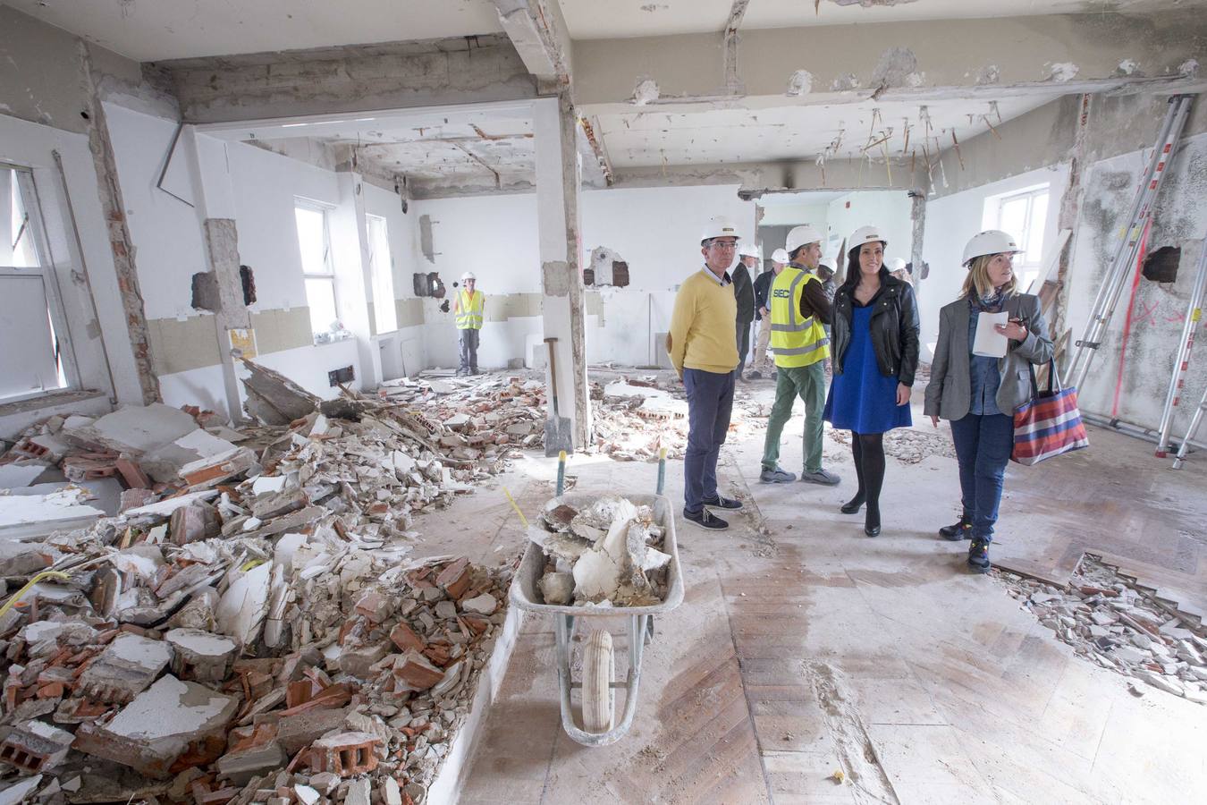 Las obras de la nueva Biblioteca Municipal de Santander en el barrio de La Florida han comenzado este lunes y se prolongarán durante ocho meses, hasta octubre, cuando ya se podrá comprobar el cambio que va a experimentar este espacio, que tendrá una terraza superior accesible y un anfiteatro para actividades. La alcaldesa de Santander, Gema Igual, acompañada del concejal de Fomento, César Díaz, y de la concejala de Cultura, María Luisa Sanjuán, han asistido hoy al inicio de los trabajos, que ejecuta la empresa SIEC y que suponen una inversión municipal de 1,3 millones de euros.