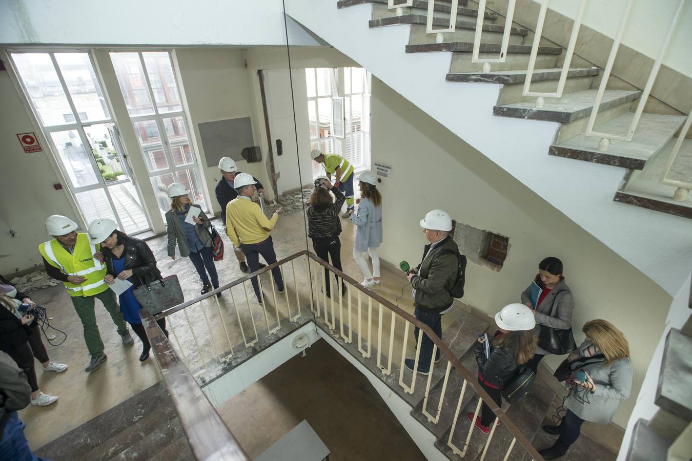 Las obras de la nueva Biblioteca Municipal de Santander en el barrio de La Florida han comenzado este lunes y se prolongarán durante ocho meses, hasta octubre, cuando ya se podrá comprobar el cambio que va a experimentar este espacio, que tendrá una terraza superior accesible y un anfiteatro para actividades. La alcaldesa de Santander, Gema Igual, acompañada del concejal de Fomento, César Díaz, y de la concejala de Cultura, María Luisa Sanjuán, han asistido hoy al inicio de los trabajos, que ejecuta la empresa SIEC y que suponen una inversión municipal de 1,3 millones de euros.